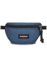 Marsupio blu con texture, cerniera nera, dotato di una tracolla intrecciata e di una toppa con logo rosso e nero sul davanti.