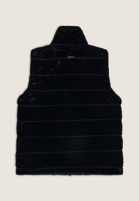 Mustavilla tekoturkisliivillä, jossa on korkea kaulus. Liivissä on vaakasuoria ompeleita ja sileä pinta. Ei näkyviä metalliosia tai koristeita.