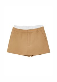 Shorts en tissu beige avec une taille ajustée et une bande élastique blanche. Comprend deux poches latérales et une coupe nette au niveau de l'ourlet.