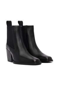 Botas de tobillo de cuero negro con paneles laterales elásticos, punteras cuadradas y tacones en bloque. Textura suave con un acabado brillante y detalles de costura.