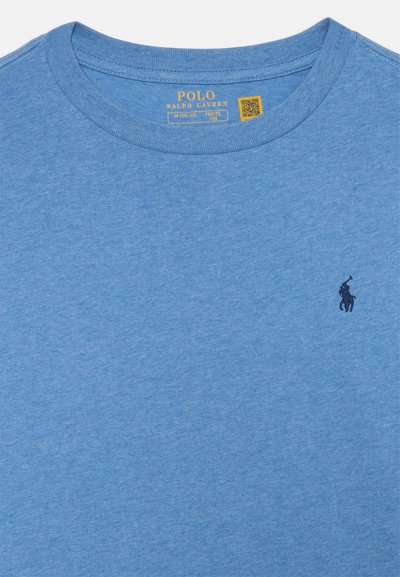 Camiseta de algodón azul de cuello redondo con un pequeño logotipo de polo en navy en el lado izquierdo del pecho. Textura suave con un corte clásico, adecuada para uso casual.