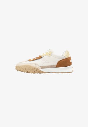 Zapatilla blanca con acentos de ante marrón, suela de goma texturizada, detalles de cuero beige y patrones cosidos. Presenta un logo en el lateral.