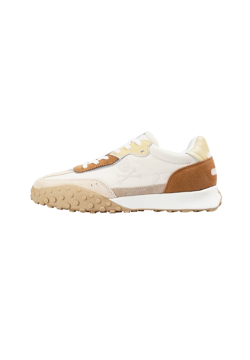 Weißer Sneaker mit braunen Wildlederakzenten, strukturiertem Gummisohle, beigen Lederdetails und gestickten Mustern. Besitzt ein Logo an der Seite.