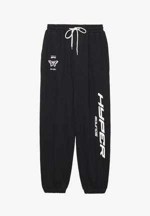 Fekete melegítőnadrág puha anyagból, rugalmas derékrésszel és béléssel. Fehér nyomtatott grafikák között megtalálható egy pillangó és a "HYPER Sounds" felirat.