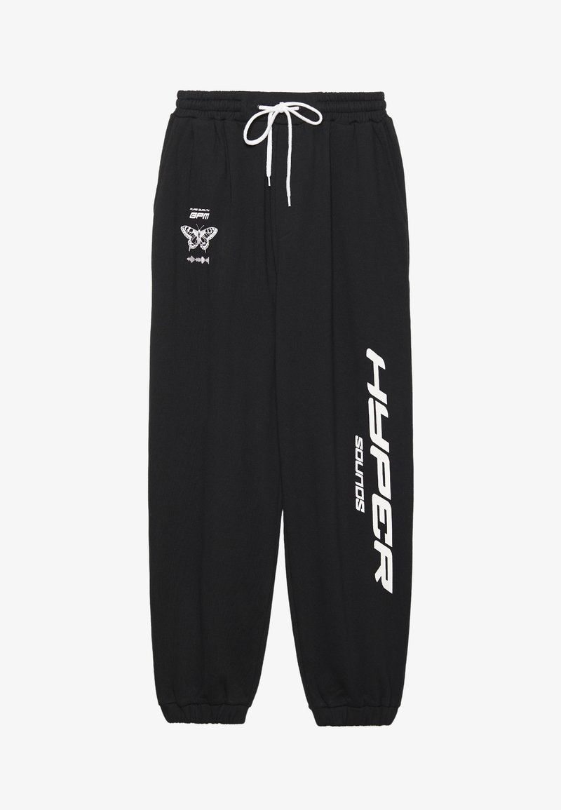 Crne trenirke napravljene od mekanog materijala s elastičnom gumom u pojasu i na manžetama. Bijele grafike s otisnutim motivima uključuju leptira i tekst "HYPER Sounds."