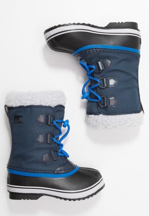 Niebieskie zimowe buty tekstylne z czarnymi gumowymi podeszwami, białym futrem w wykończeniu i niebieskimi sznurówkami. Posiadają trzy zapięcia toggle oraz teksturowaną powierzchnię.
