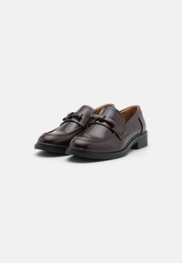 Bruine leren loafers met een gladde afwerking, voorzien van een voorste band met gespdetail, ronde neus en een lage blokhak.