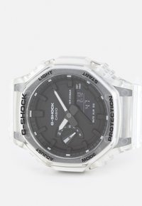 Montre G-Shock en résine transparente avec un affichage analogique-numérique noir, un boîtier octogonal, des accents argentés et des étiquettes de fonction gravées pour plus de durabilité.