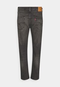 Vaqueros de mezclilla gris con un diseño de pierna recta, que cuentan con dos bolsillos en la parte posterior y una etiqueta marrón en la cintura. Textura suave con áreas desgastadas.