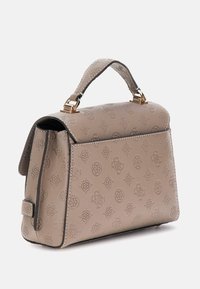 Borsa a mano in finta pelle beige con motivi floreali in rilievo, hardware dorato, forma strutturata, manico superiore e dettagli a contrasto.