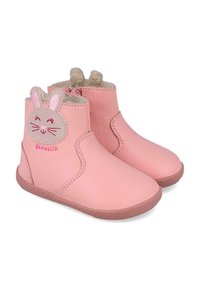 Botines de cuero rosa con un suave forro, que presentan un diseño de cara de conejito y dos orejas en la parte trasera, con una suela de goma flexible.