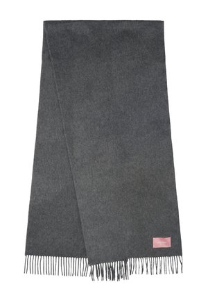 Grau Wollschal mit Fransenakzenten an den Enden, versehen mit einem kleinen rosa Etikett mit dem Markennamen. Weiche Textur und rechteckige Form.