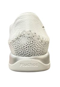 Witte leren schoen met een gestructureerde grijs gevlekte hak. De zool heeft een zilveren accent en het reliëf merk "Fluchos".