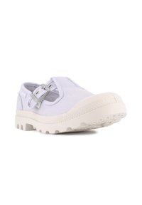 Zapato Mary Jane de lona lila con suela blanca gruesa y texturizada y correa con hebilla plateada en el costado, vista en ángulo sobre fondo blanco.