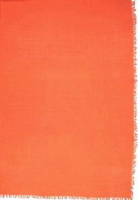 Orangeschal aus weichem Stoff mit glatter Textur. Mit fransigen Kanten versehen; rechteckige Form, einheitliche Farbe ohne Muster.