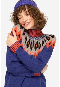 Der Strickpullover hat einen lila Körper mit einem gemusterten cremefarbenen, orangenen und schwarzen Ausschnitt. Er hat einen gerippten Rollkragen und Bündchen. Weicher Stoff.