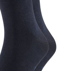 Calcetines de algodón azul marino con una textura suave, con diseño acanalado y acentos en el talón de color azul, que presentan un ajuste ceñido y una construcción sin costuras.