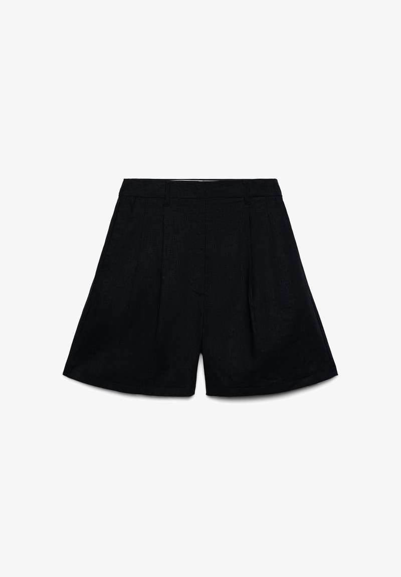 Short noir taille haute sur mesure avec plis, passants de ceinture et silhouette structurée en ligne A sur fond blanc.