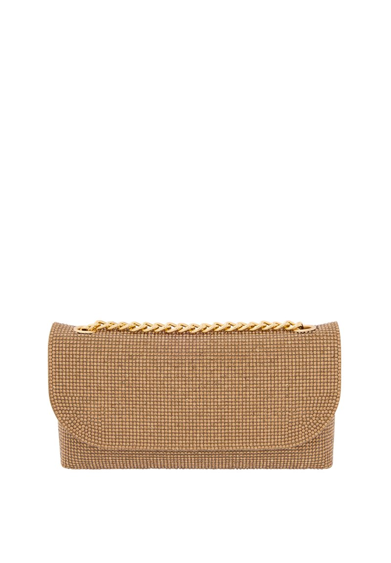 Beige tekstureret clutch med en rund klap og guldkæde hardware på toppen, der har en naglet overflade for ekstra detalje.