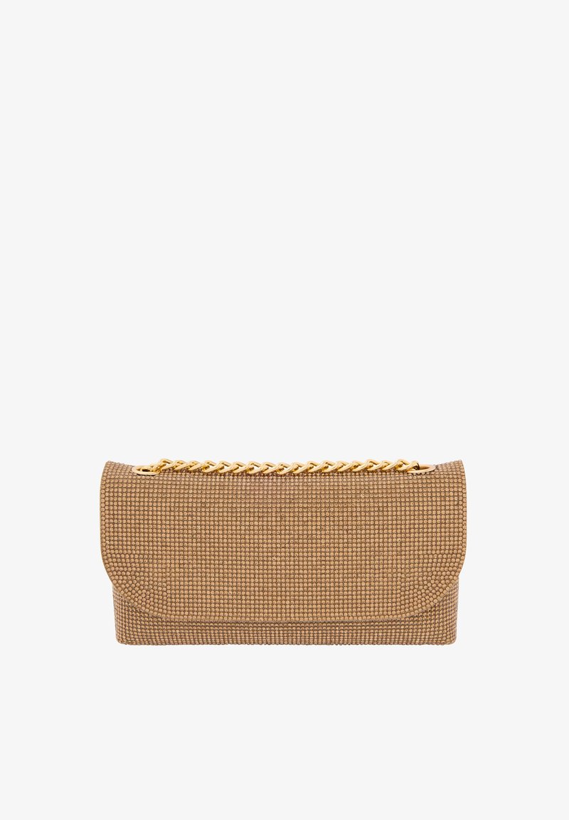 Clutch texturat bej, cu un capac rotunjit și detalii din lanțuri aurii pe partea de sus, având o suprafață cu niturile pentru un plus de detaliu.
