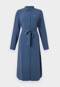 Robe chemise bleue à manches longues, boutonnée, avec col et ceinture en tissu nouée à la taille, présentée sur un fond uni.