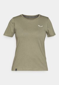 Camiseta de manga corta verde oliva hecha de tejido suave. Presenta un cuello redondo y un pequeño logotipo blanco en el lado izquierdo del pecho. Diseño elegante.
