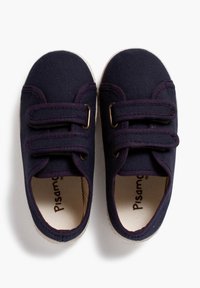 Námornícke plátené topánky s dvoma suchými zipsami, zaoblenou špičkou, krémovou gumovou podrážkou a mäkkým vnútorným podšívkou. Logo viditeľné vo vnútri.