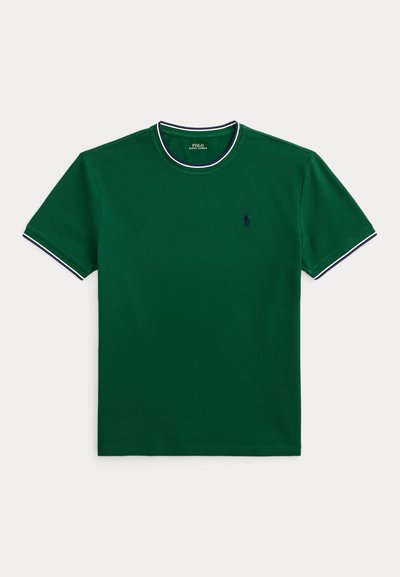 Σκούρο πράσινο T-shirt με κοντά μανίκια και στρογγυλή λαιμόκοψη, με μπλε ναυτικό και λευκή επένδυση στο γιακά και τα μανίκια και μικρό μπλε ναυτικό κεντητό λογότυπο στο στήθος.