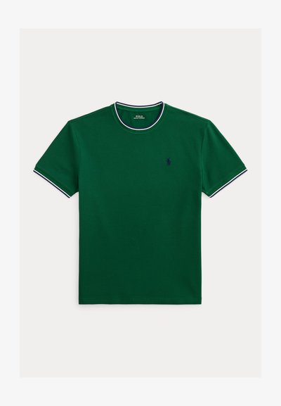 Σκούρο πράσινο T-shirt με κοντά μανίκια και στρογγυλή λαιμόκοψη, με μπλε ναυτικό και λευκή επένδυση στο γιακά και τα μανίκια και μικρό μπλε ναυτικό κεντητό λογότυπο στο στήθος.