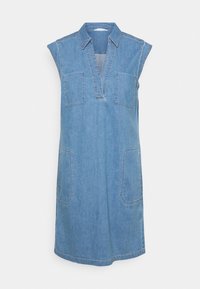 Abito di jeans con colletto, senza maniche, due tasche sul petto e due tasche laterali; colore azzurro chiaro con cuciture in evidenza.