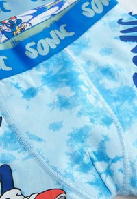 Blaue Baumwollunterwäsche mit einem Batikmuster, Sonic-Grafik vorne und einem breiten elastischen Bund mit "SONIC" in gelbem Text.