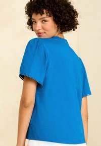 Love & Roses PIN TUCK FLUTTER SLEEVE  - REGULAR FIT - Tričko s potlačou - blue