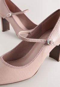 Next REGULAR FIT - FOREVER COMFORT ROUND TOE MARY JANE BLOCK COURT - Tacones - blush nude