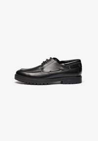 Chaussures en cuir noir à lacets avec un bout rond, des coutures décoratives et une semelle en caoutchouc durable avec des profondeurs pour une meilleure adhérence.