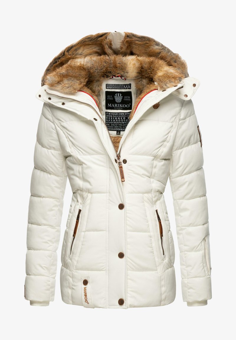 Geacă albă căptușită, cu glugă captusită cu blană sintetică, accente maro, buzunare cu fermoar și o etichetă de marcă pe lateral.