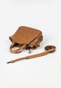 Hellbraune Lederhandtasche mit strukturiertem Design, zwei oberen Griffen und einem abnehmbaren Riemen. Reißverschlussverschluss und kontrastierende Nähte.