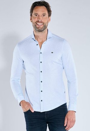 Himmelblaues Langarmhemd mit dezentem kariertem Muster, Button-Down-Kragen, schwarzen Knöpfen und einem kleinen Logodetail auf der Brust.