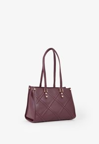 Bolso tote de faux cuero en malva con un patrón de acolchado diagonal, herrajes en tono dorado y dos asas resistentes.