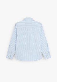 Camisa de manga larga azul claro con rayas verticales blancas. Cuenta con un pliegue en la espalda, puños abotonados y un cuello clásico. Textura de tela suave.