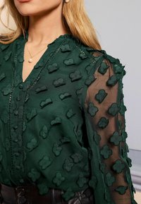 Love & Roses FLORAL V NECK LONG SLEEVE - Bluza - green