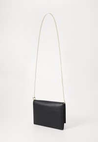 Borsa a tracolla nera in pelle con finitura testurizzata, forma rettangolare e lunga tracolla in oro. Presenta un design a ribalta.