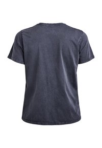 T-paita tummanharmaata puuvillaa, lyhyet hihat, pyöreä kaula-aukko, rento malli, hieman kulunut pinta, ei näkyviä printtejä tai koristeita.