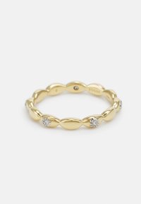 Bague en doré avec un design festonné, ornée de petits accents argentés et de pierres précieuses transparentes intégrées. Texture lisse et polie dans l'ensemble.