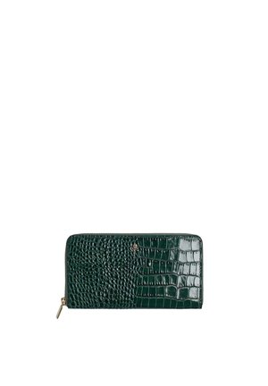 Cartera con cremallera de cuero verde oscuro con textura de cocodrilo, cierre dorado y pequeño emblema de la marca en la parte frontal.