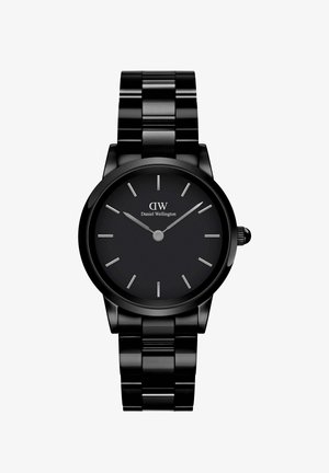Czarny zegarek z okrągłą kopertą i pasującą metalową bransoletą. Tarcza posiada proste srebrne znaczniki godzin oraz wskazówki, z logo "Daniel Wellington".