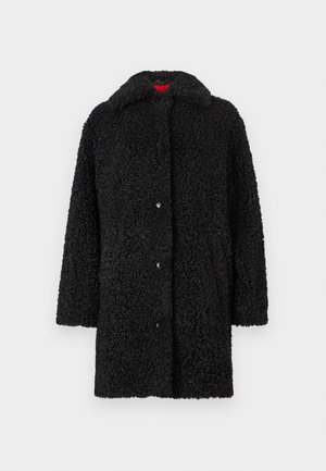 Zwarte mid-lange nep-shearling jas met kraag en drukknoopsluiting, vervaardigd uit een textuurvolle krullende fleece stof.