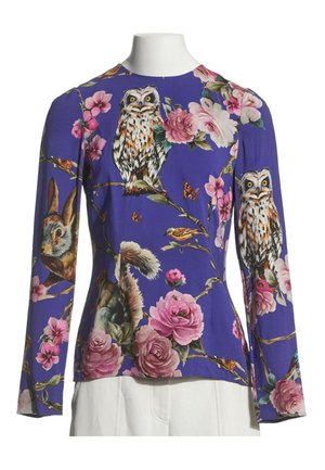 Haut violet à manches longues avec des imprimés détaillés de chouettes, lapins, oiseaux, papillons et roses roses sur des branches à travers le tissu.