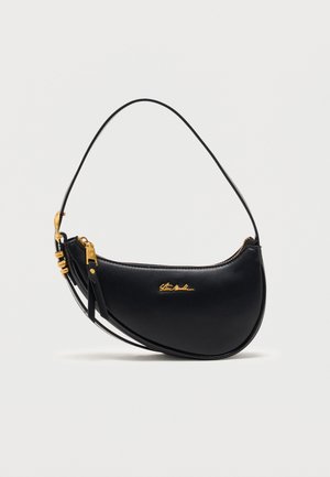 Schwarze, halbmondförmige Ledertasche mit goldfarbenem Reißverschluss, verstellbarem Riemen und kleinem goldfarbenem "Steve Madden"-Logo auf der Vorderseite.