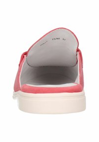 Korallfärgad mocka slip-on sko med rund tå, mjukt inre foder och vit gummisula. Har minimal sömnad och låg profil.