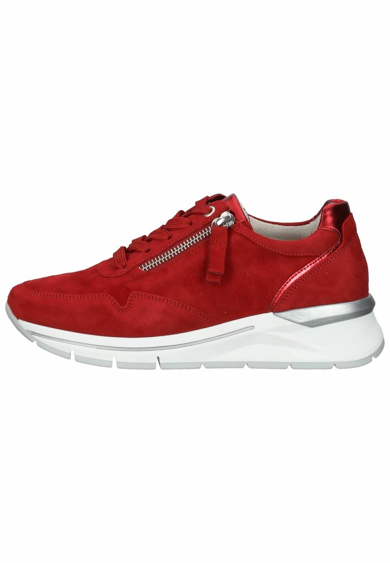 Zapatilla de ante roja con un upper texturizado, detalle de cremallera plateada, suela blanca y cordones redondos. Diseño cómodo con un leve tacón.